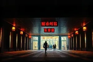 《末班地铁的光》封面，空车厢与站台灯箱
